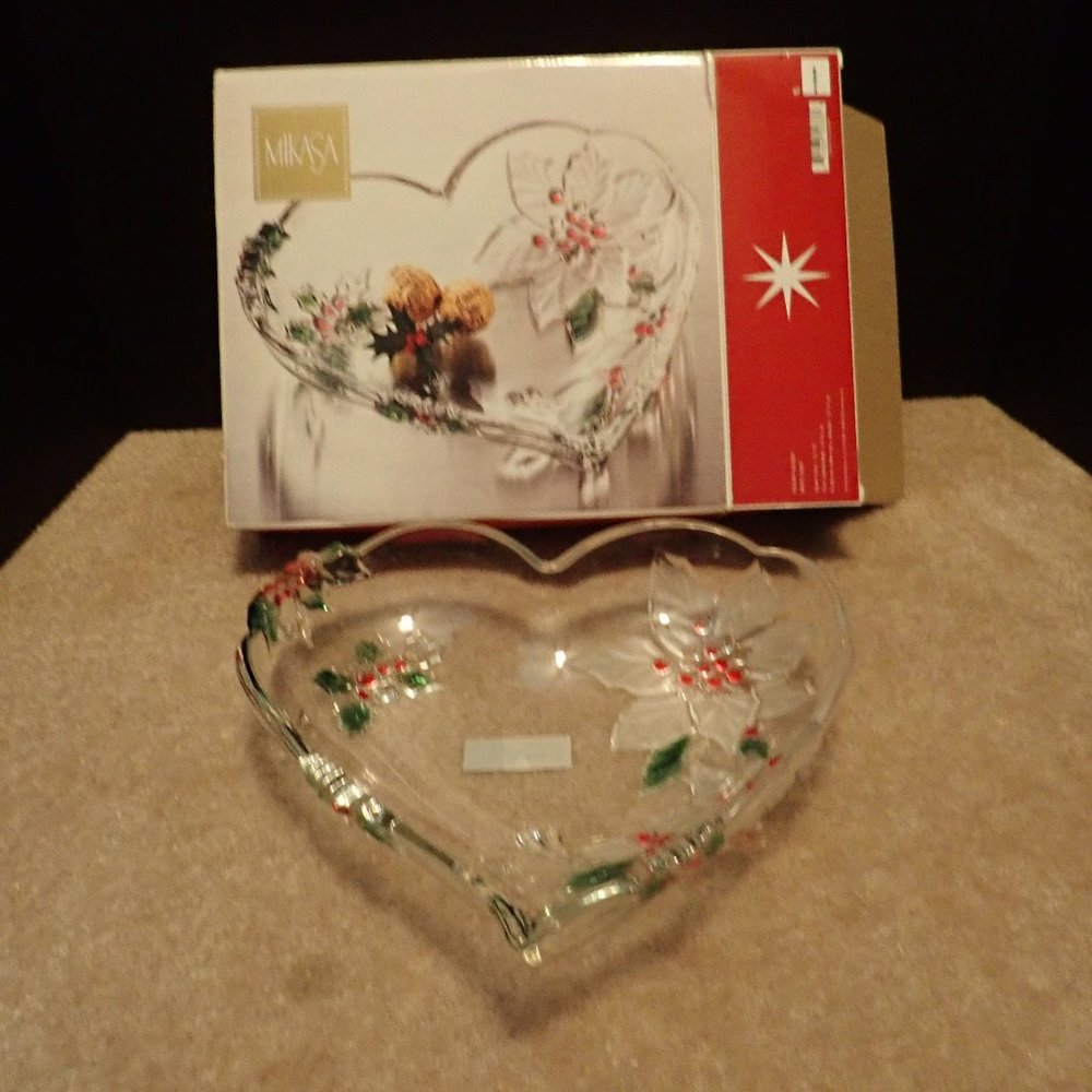 Mikasa Holiday Bloom Large 10 3/4" Heart Bowl